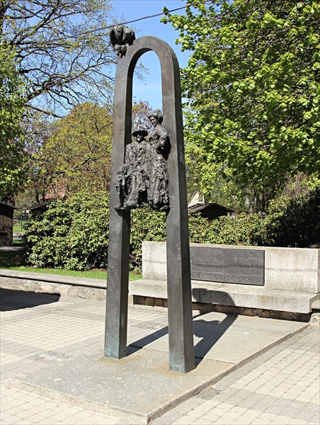 076-Памятник Раинису